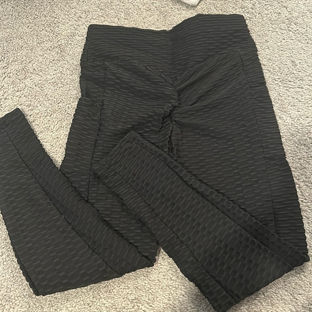 Patterned scrunched butt leggings